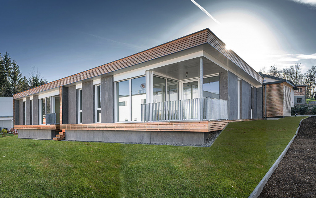 EFA-Haus-Voitsberg-2021-a, Ansicht schräg seitlich von vorne mit Abstellraum, Eingangsbereich und Terrasse