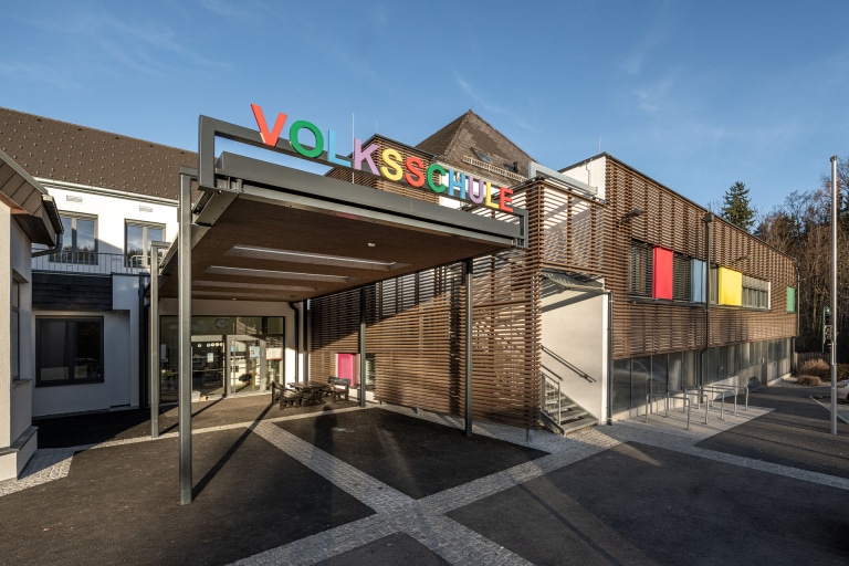 Bartholomä-VS-7668, Volksschule St. Bartholomä, Haupteingang mit bunter Aufschrift Volksschule, ARTiVO Bartholomä-VS-7668, Volksschule St. Bartholomä, Haupteingang mit bunter Aufschrift Volksschule, ARTiVO