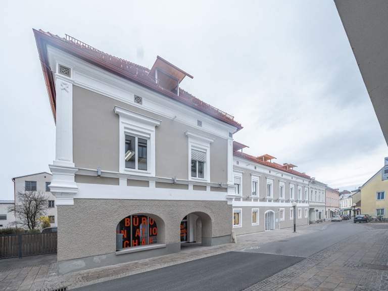 Köflach-Judenburgerstr-US-3296, Sanierung Geschäftsgebäude, Ansicht von schräg rechts Außen inkl. Straße, ARTiVO Köflach-Judenburgerstr-US-3296, Sanierung Geschäftsgebäude, Ansicht von schräg rechts Außen inkl. Straße, ARTiVO