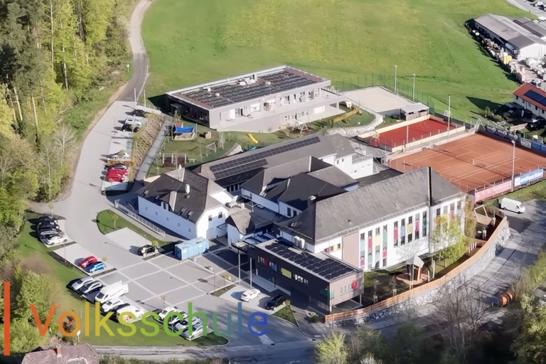VS-St-Bartholomä-Video-TN, Drohnenaufnahme von der Volksschule St. Bartholomä von Außen VS-St-Bartholomä-Video-TN, Drohnenaufnahme von der Volksschule St. Bartholomä von Außen